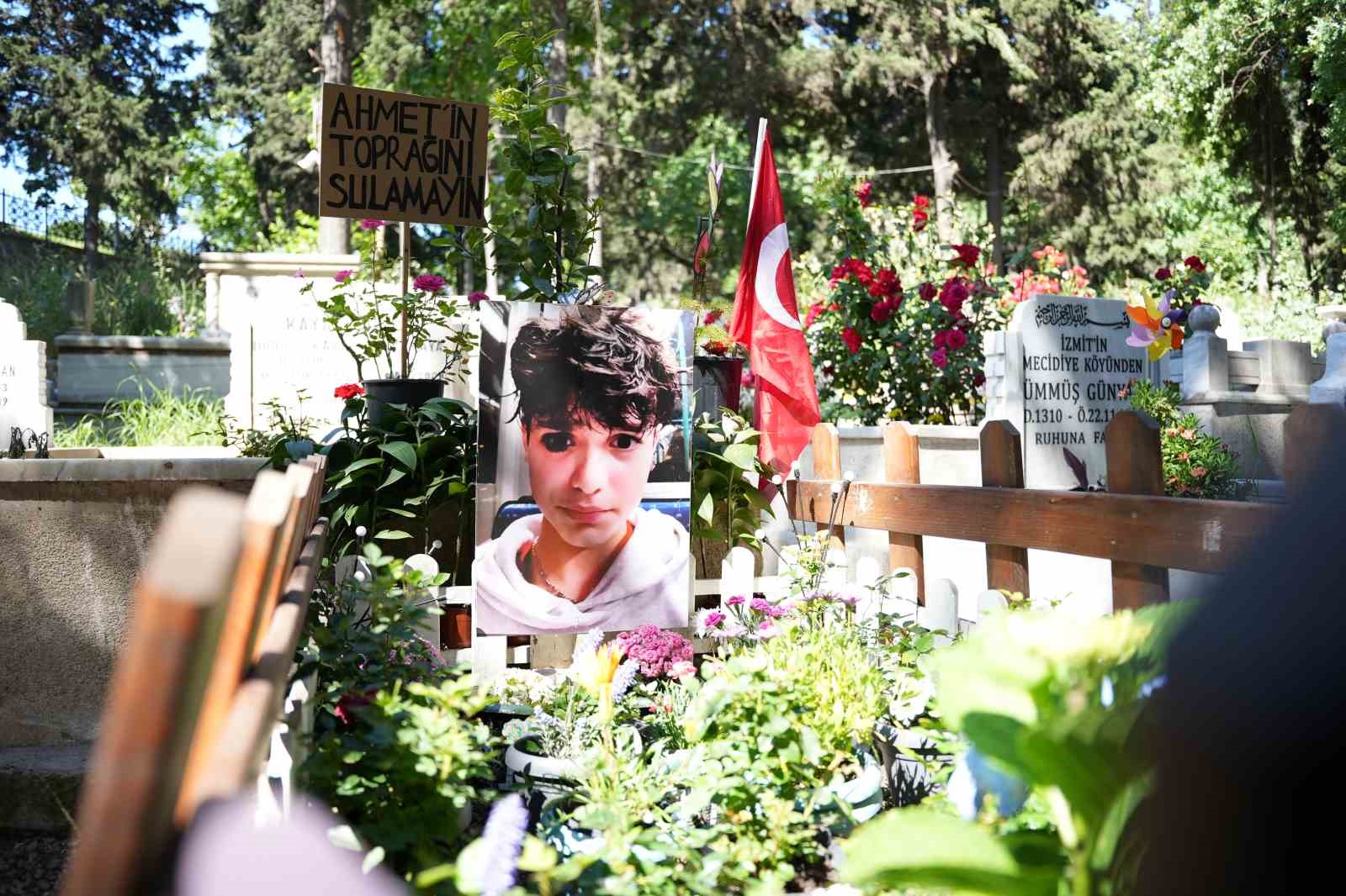 mattia ahmet minguzzinin ailesi bayramin ilk gunu cocuklarinin mezarini ziyaret etti 3