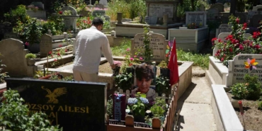 mattia-ahmet-minguzzinin-ailesi-bayramin-ilk-gunu-cocuklarinin-mezarini-ziyaret-etti-Mg3HXNZ8.jpg