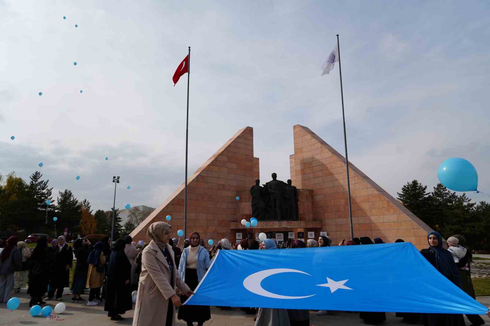 mavi beyaz balonlarla dogu turkistanin sesi oldular 2