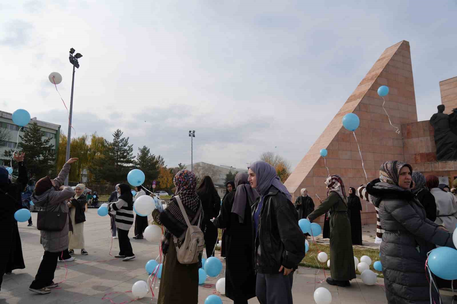 mavi beyaz balonlarla dogu turkistanin sesi oldular 3