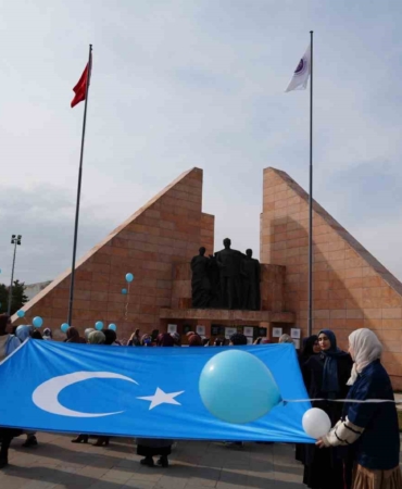 mavi-beyaz-balonlarla-dogu-turkistanin-sesi-oldular-y8AlbtDe.jpg