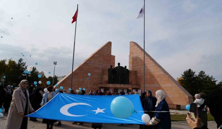 mavi-beyaz-balonlarla-dogu-turkistanin-sesi-oldular-y8AlbtDe.jpg