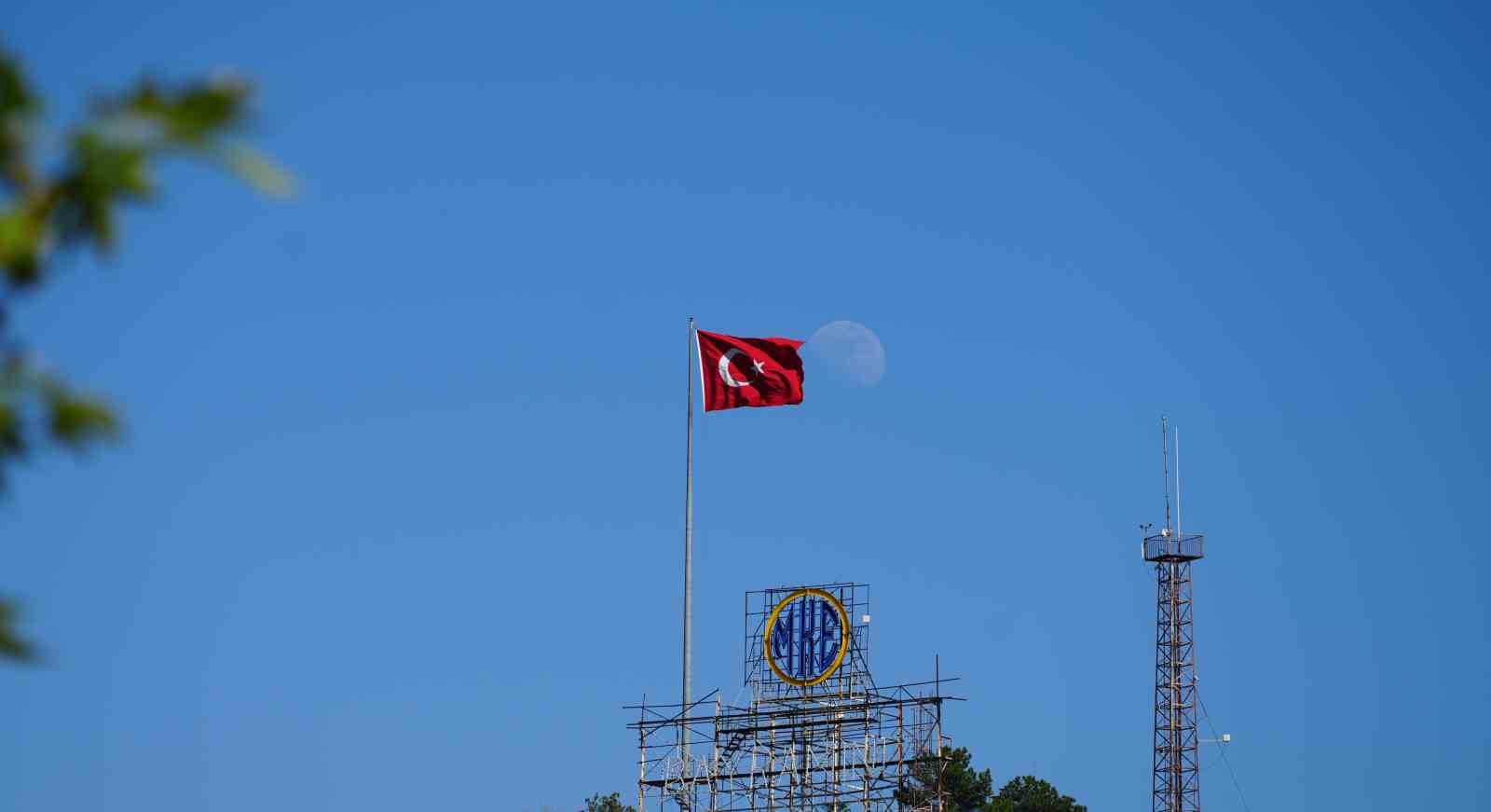 mavi gokyuzunde turk bayragi ve ay manzarasi 1