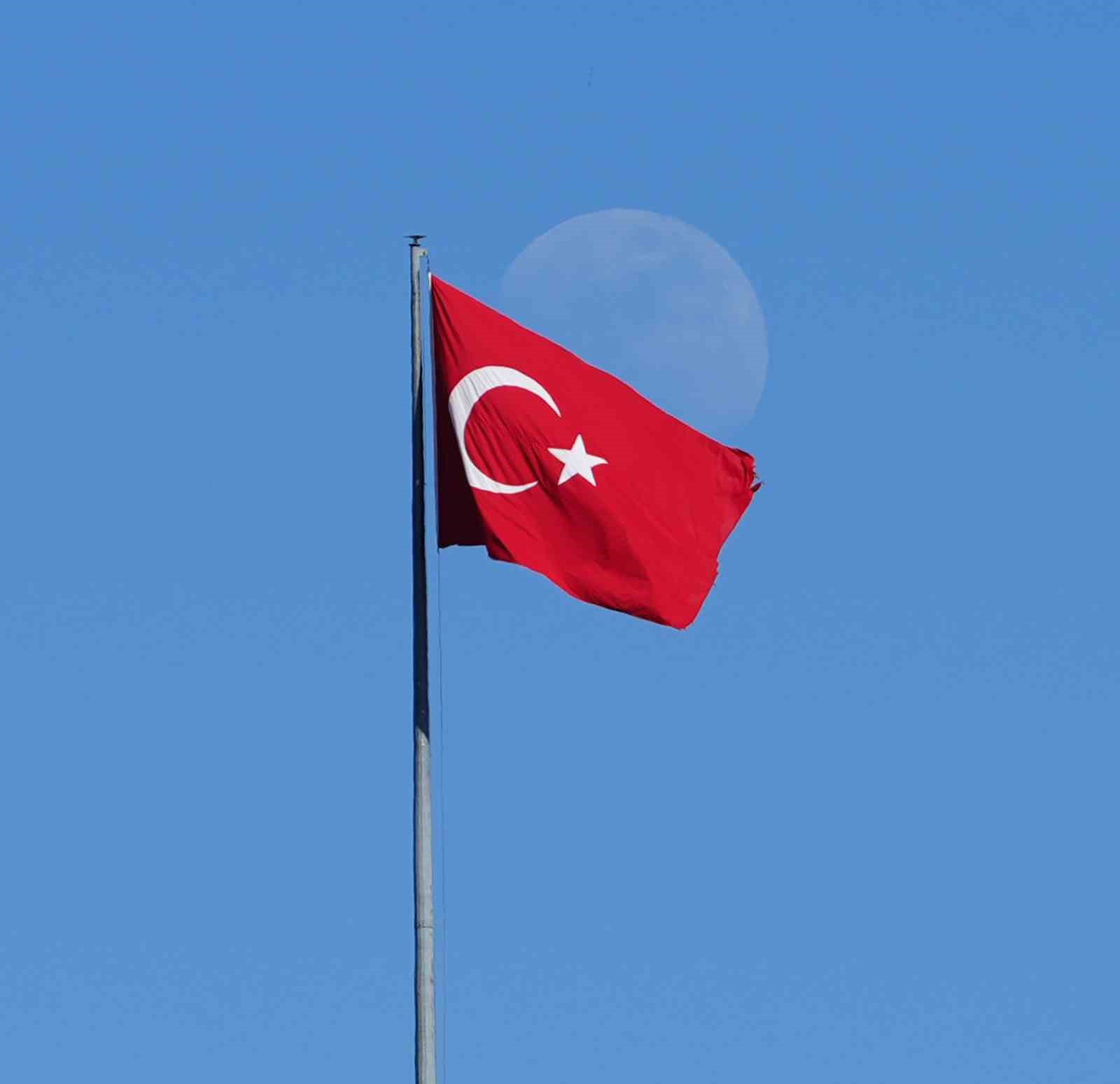 mavi gokyuzunde turk bayragi ve ay manzarasi 2 8c6rrwY8