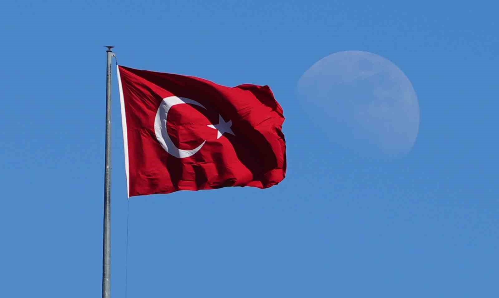 mavi gokyuzunde turk bayragi ve ay manzarasi 4 cdcPXTq6