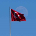 mavi-gokyuzunde-turk-bayragi-ve-ay-manzarasi-jhOsPvqg.jpg