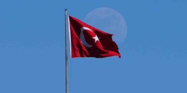 mavi-gokyuzunde-turk-bayragi-ve-ay-manzarasi-jhOsPvqg.jpg