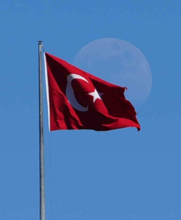 mavi-gokyuzunde-turk-bayragi-ve-ay-manzarasi-jhOsPvqg.jpg