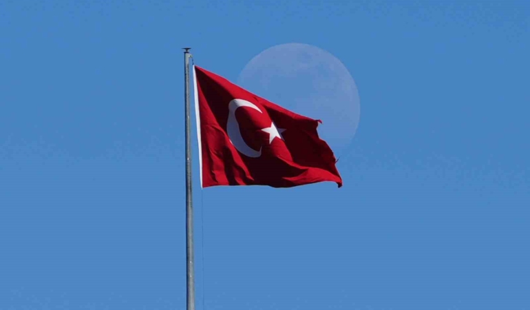 mavi-gokyuzunde-turk-bayragi-ve-ay-manzarasi-jhOsPvqg.jpg
