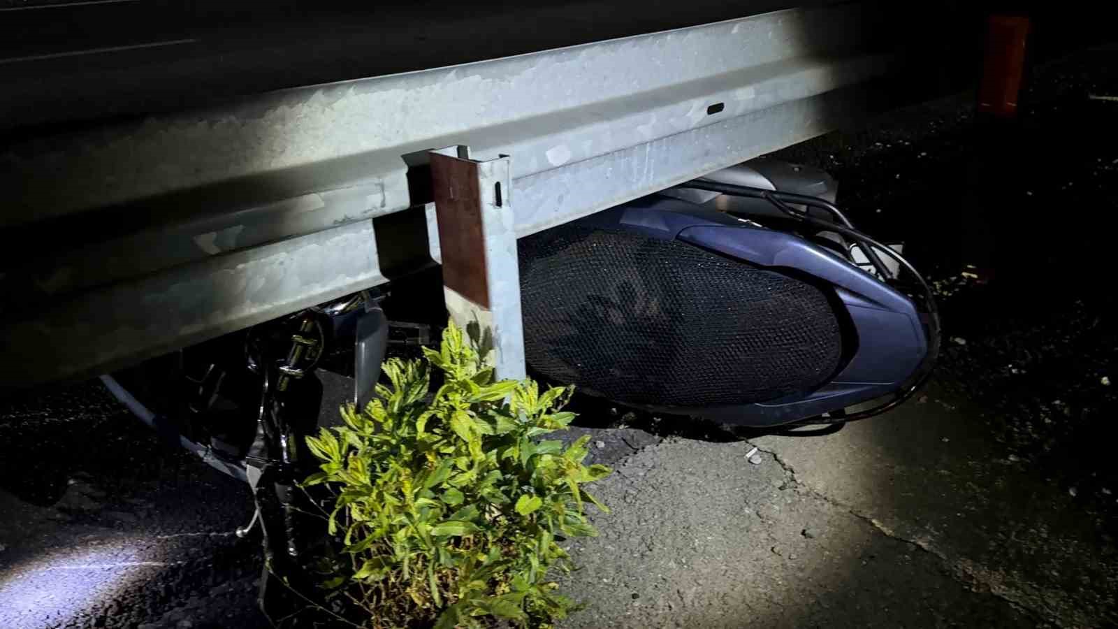 Mazgala takılan motosiklet bariyerlere çarptı: 1 ağır yaralı 4 mazgala takilan motosiklet bariyerlere carpti 1 agir yarali 0 AUYJ8DZG