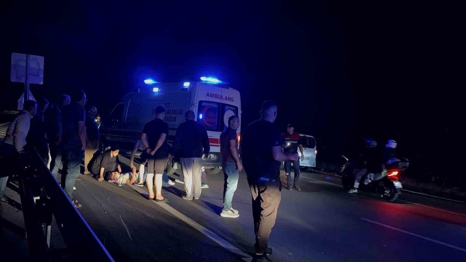 Mazgala takılan motosiklet bariyerlere çarptı: 1 ağır yaralı 5 mazgala takilan motosiklet bariyerlere carpti 1 agir yarali 1 zU5iM5cm