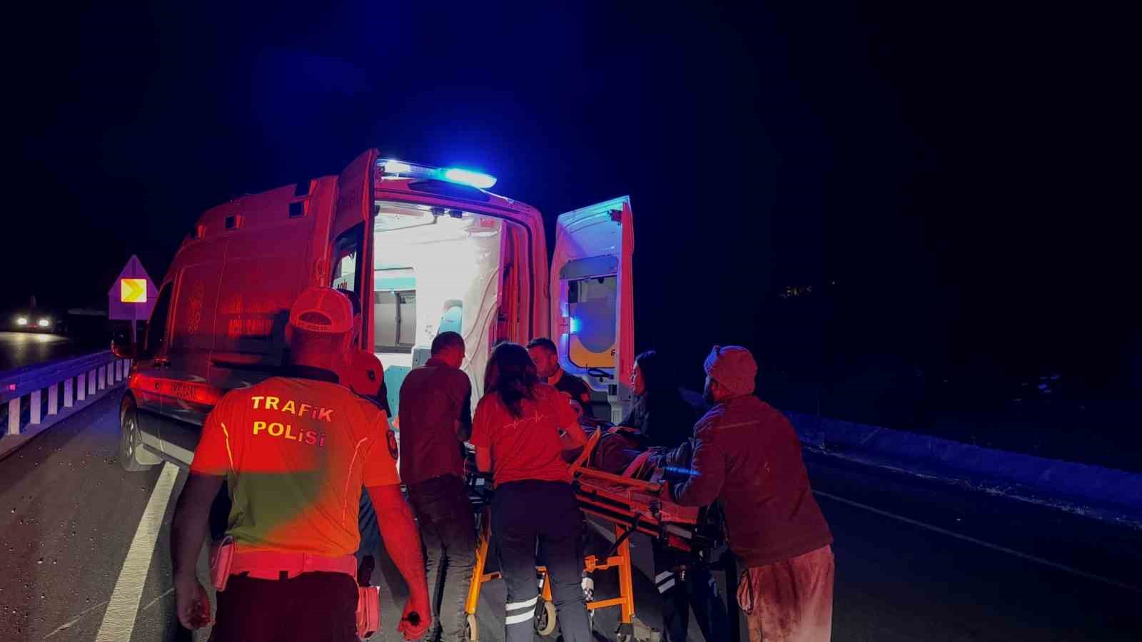 Mazgala takılan motosiklet bariyerlere çarptı: 1 ağır yaralı 8 mazgala takilan motosiklet bariyerlere carpti 1 agir yarali 4 1zkm3Nww