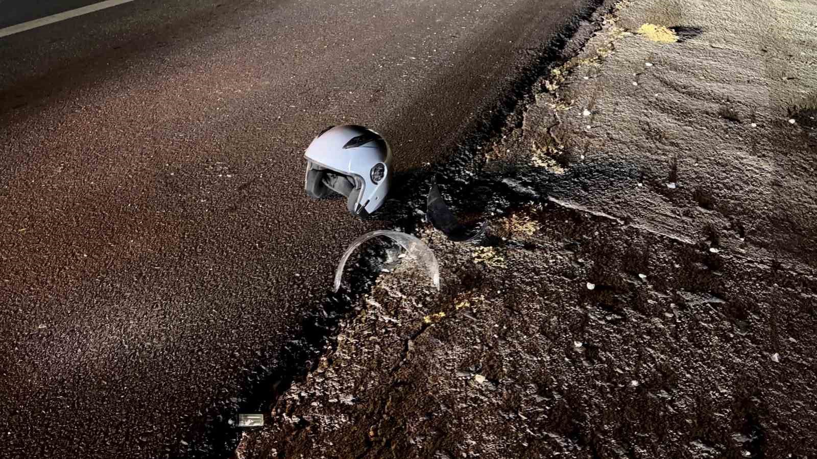 Mazgala takılan motosiklet bariyerlere çarptı: 1 ağır yaralı 9 mazgala takilan motosiklet bariyerlere carpti 1 agir yarali 5 FpUpUbPk