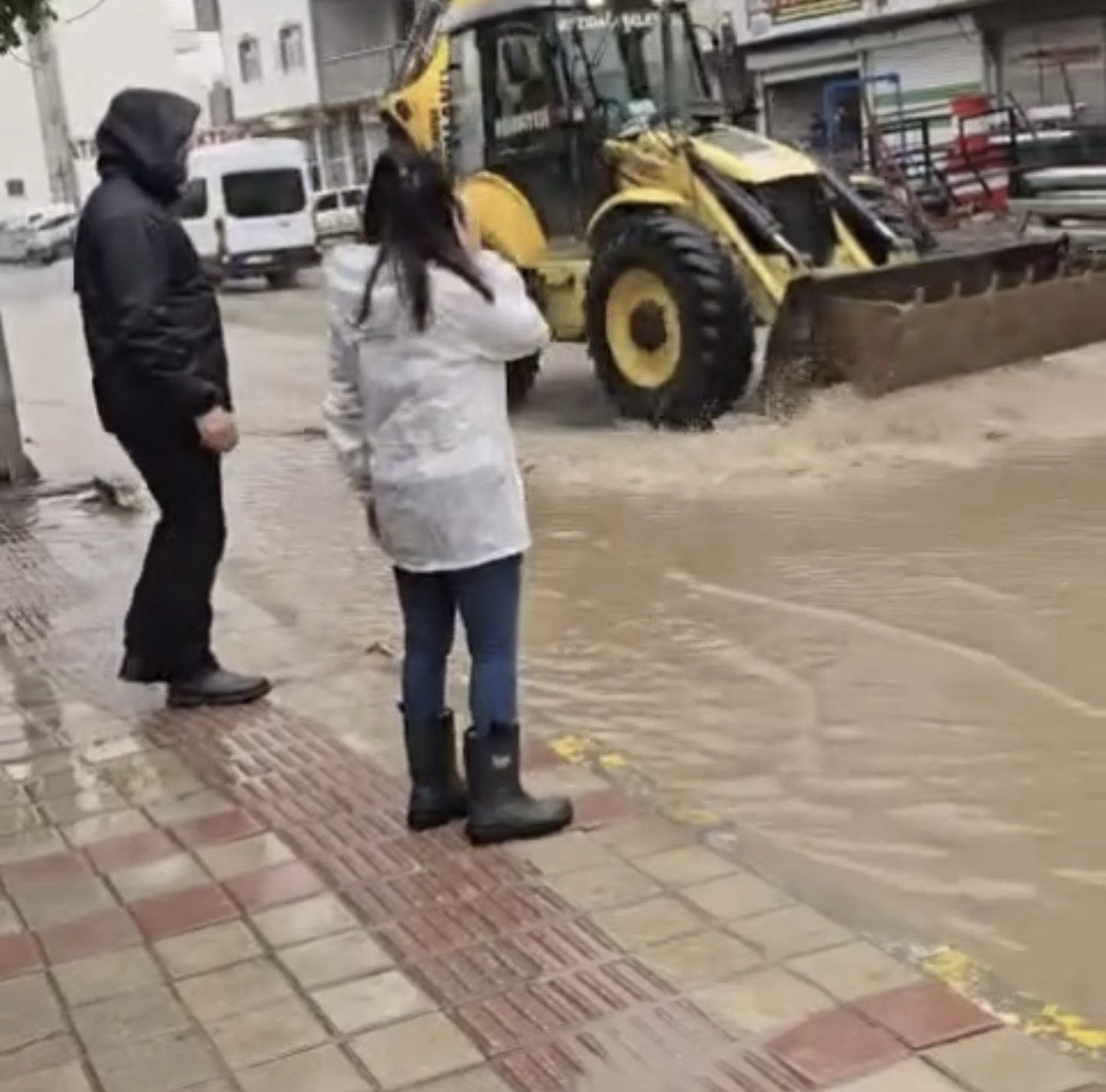 mazidaginda saganak nedeni ile yollar gole dondu 0 eeFumaw9