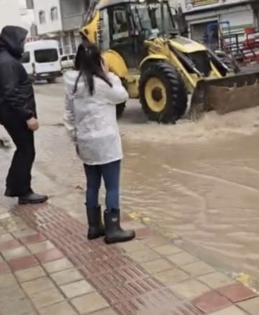 mazidaginda-saganak-nedeni-ile-yollar-gole-dondu-vJBwOvm5.jpg