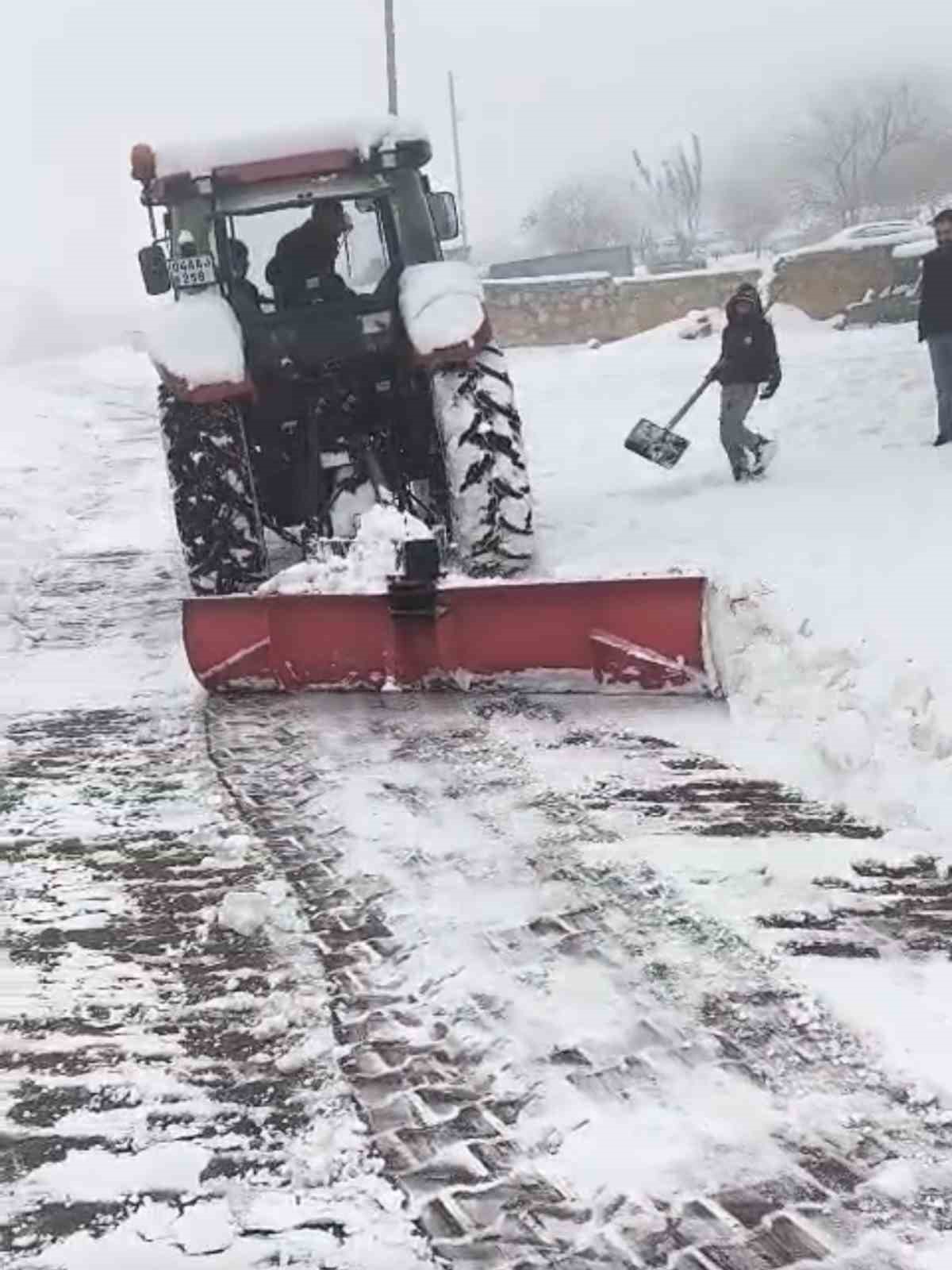 mazidaginda traktorlerin arkasina baglanan aparatlarla kar temizleme calismasi yaptilar 0 y1LSObDJ