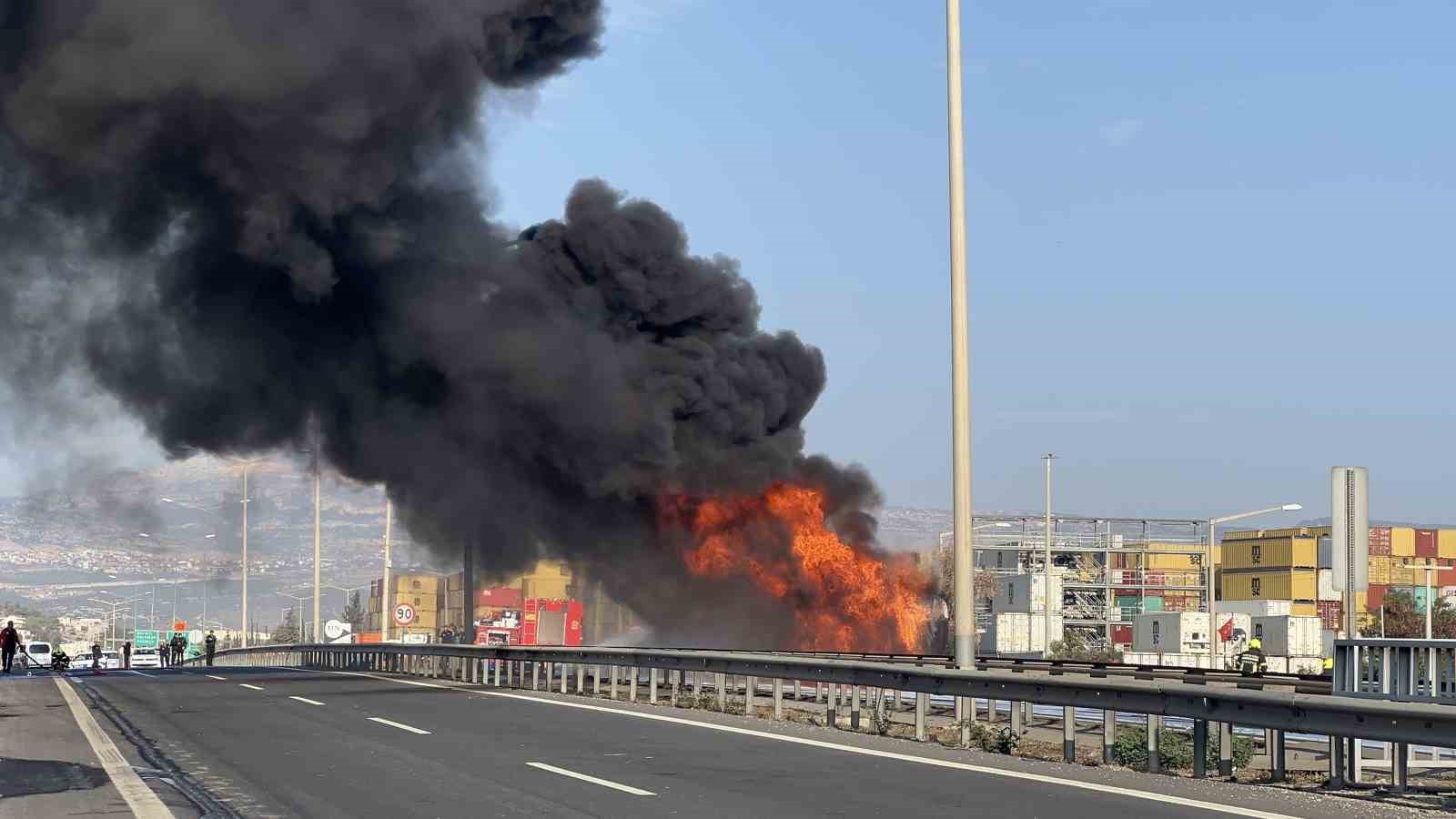 Mazot yüklü tanker alev alev yandı, gökyüzünü kara dumanlar kapladı 4 mazot yuklu tanker alev alev yandi gokyuzunu kara dumanlar kapladi 0 UtlBHEuZ