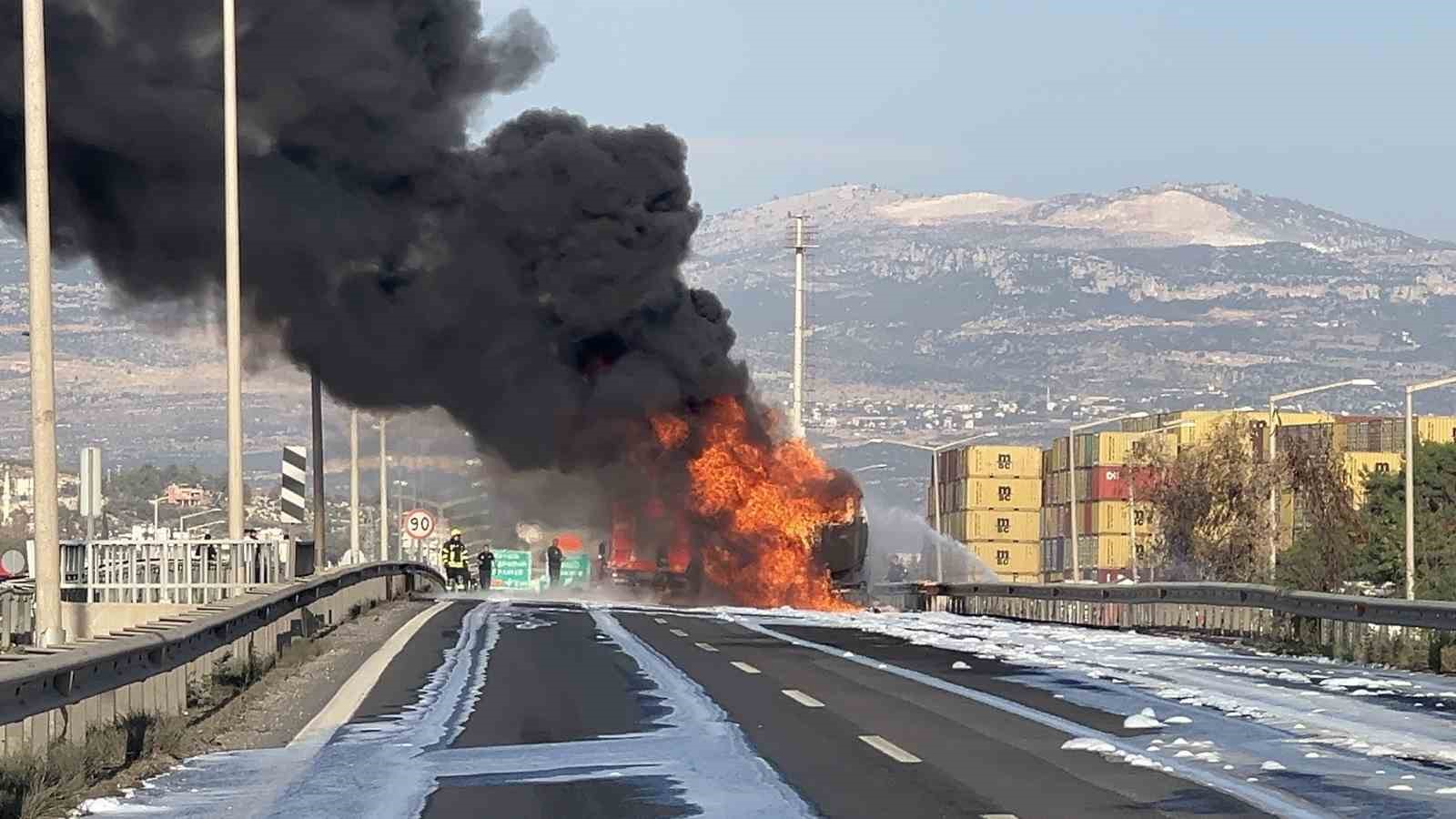 Mazot yüklü tanker alev alev yandı, gökyüzünü kara dumanlar kapladı 5 mazot yuklu tanker alev alev yandi gokyuzunu kara dumanlar kapladi 1 uGHICzLK