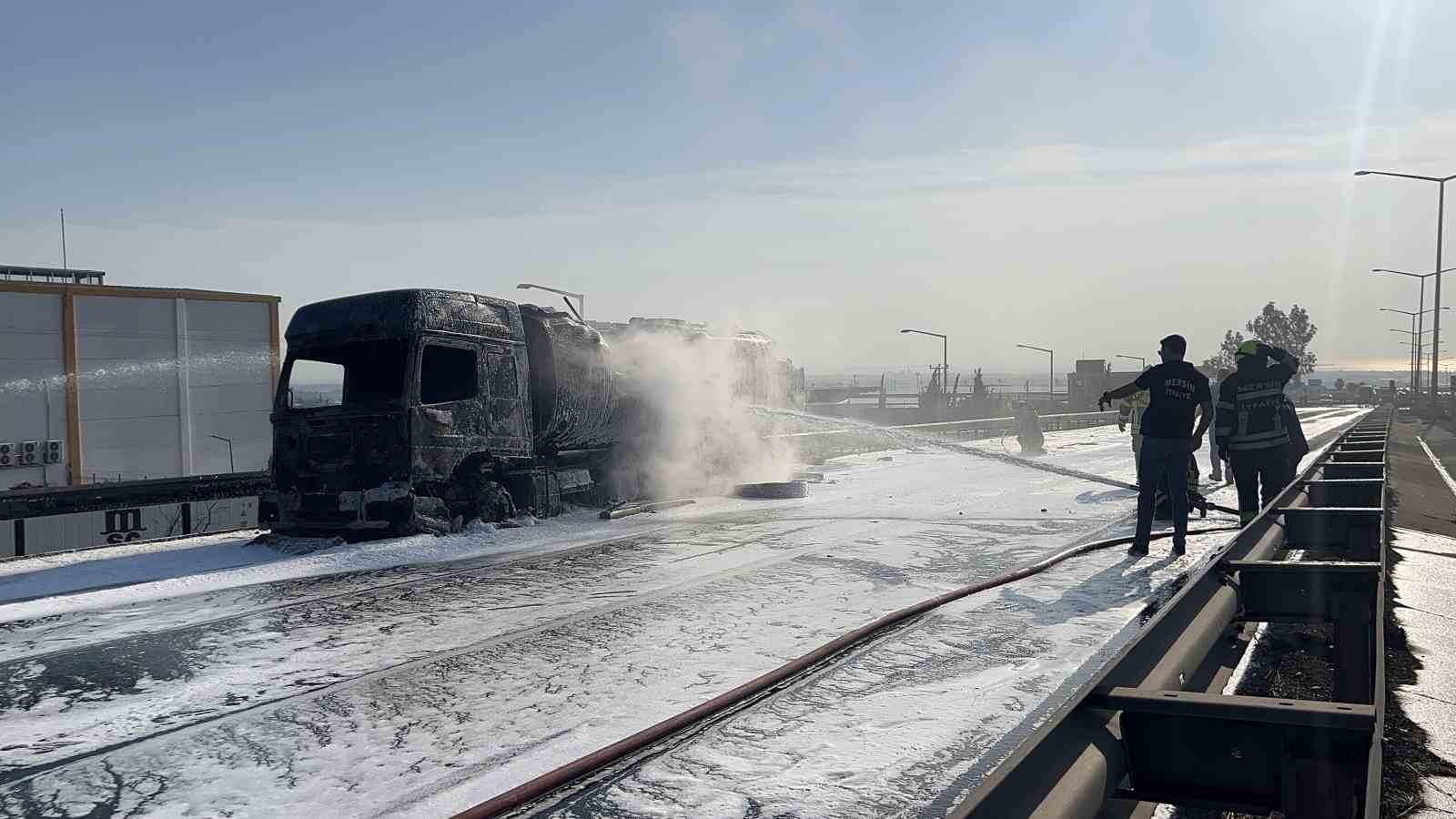 Mazot yüklü tanker alev alev yandı, gökyüzünü kara dumanlar kapladı 6 mazot yuklu tanker alev alev yandi gokyuzunu kara dumanlar kapladi 2 sluU4Pme