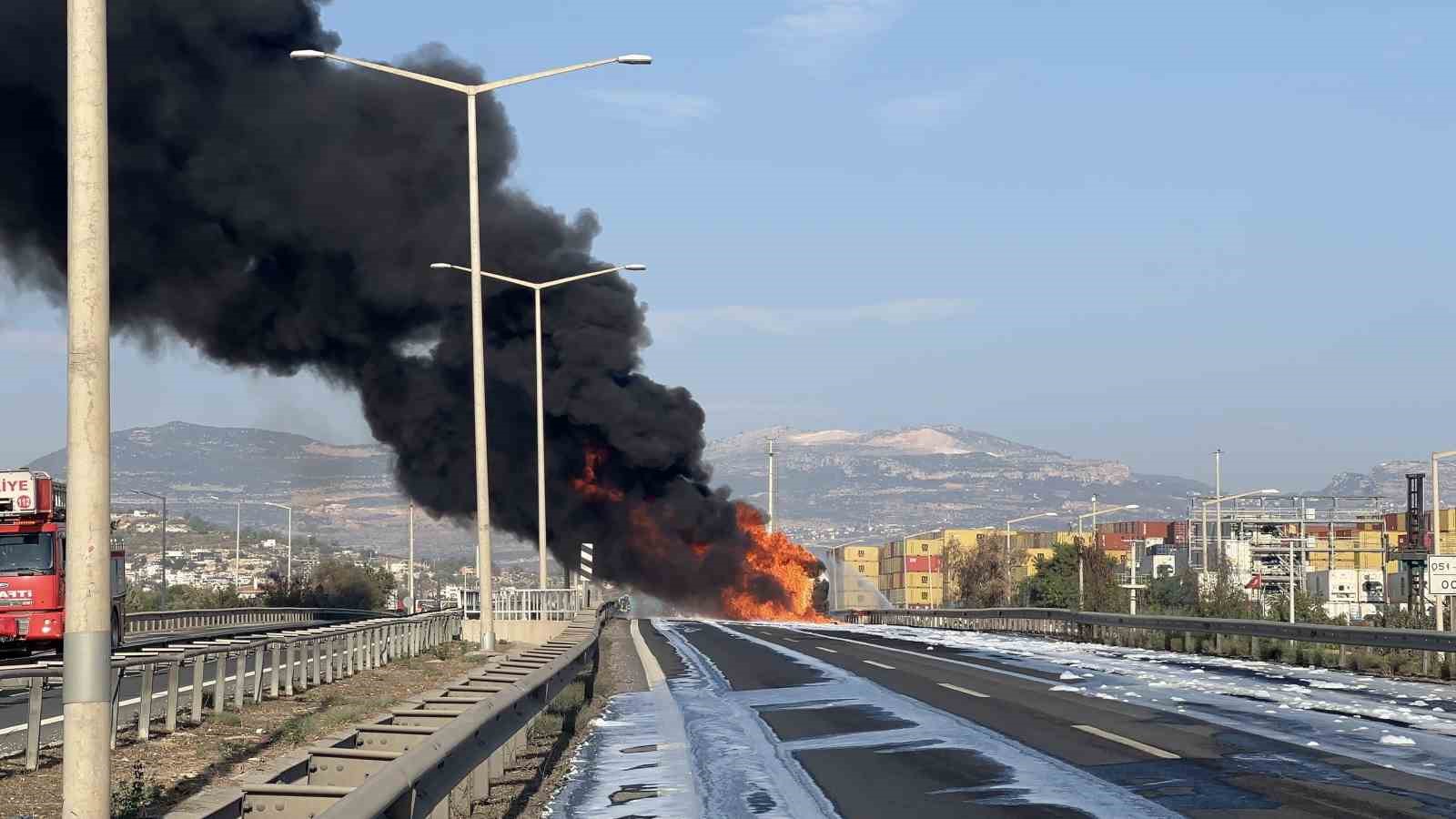 Mazot yüklü tanker alev alev yandı, gökyüzünü kara dumanlar kapladı 7 mazot yuklu tanker alev alev yandi gokyuzunu kara dumanlar kapladi 3