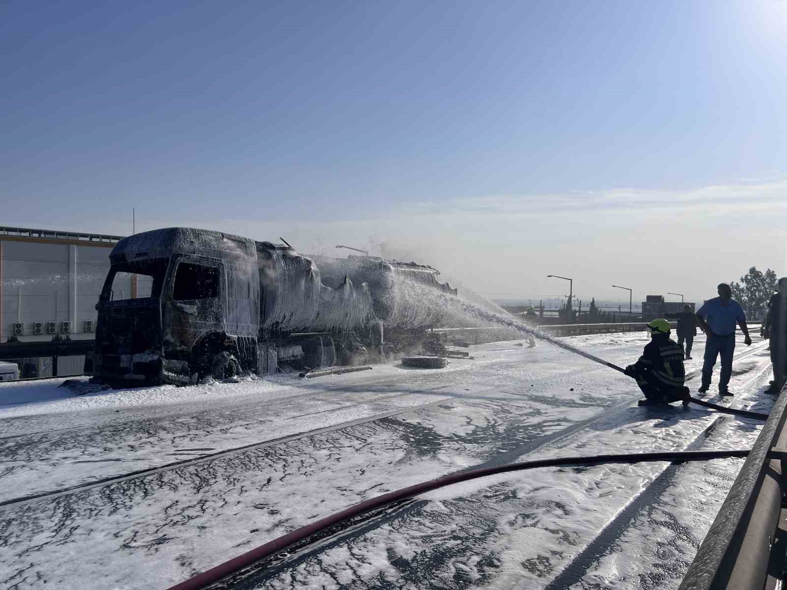 Mazot yüklü tanker alev alev yandı, gökyüzünü kara dumanlar kapladı 8 mazot yuklu tanker alev alev yandi gokyuzunu kara dumanlar kapladi 4 zAaTWPk9
