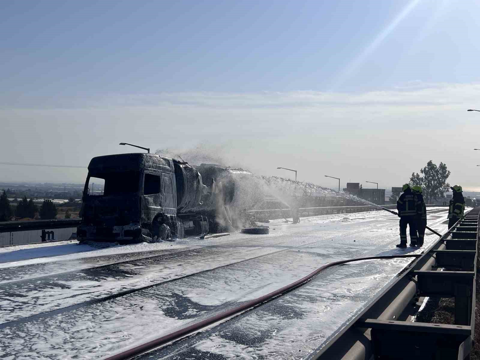 Mazot yüklü tanker alev alev yandı, gökyüzünü kara dumanlar kapladı 10 mazot yuklu tanker alev alev yandi gokyuzunu kara dumanlar kapladi 6 pkGTtKNF