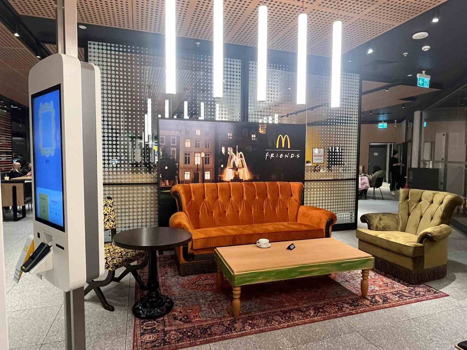 mcdonalds turkiye friends dizisinin figurlerini menulere tasidi 0 aAz1utqO