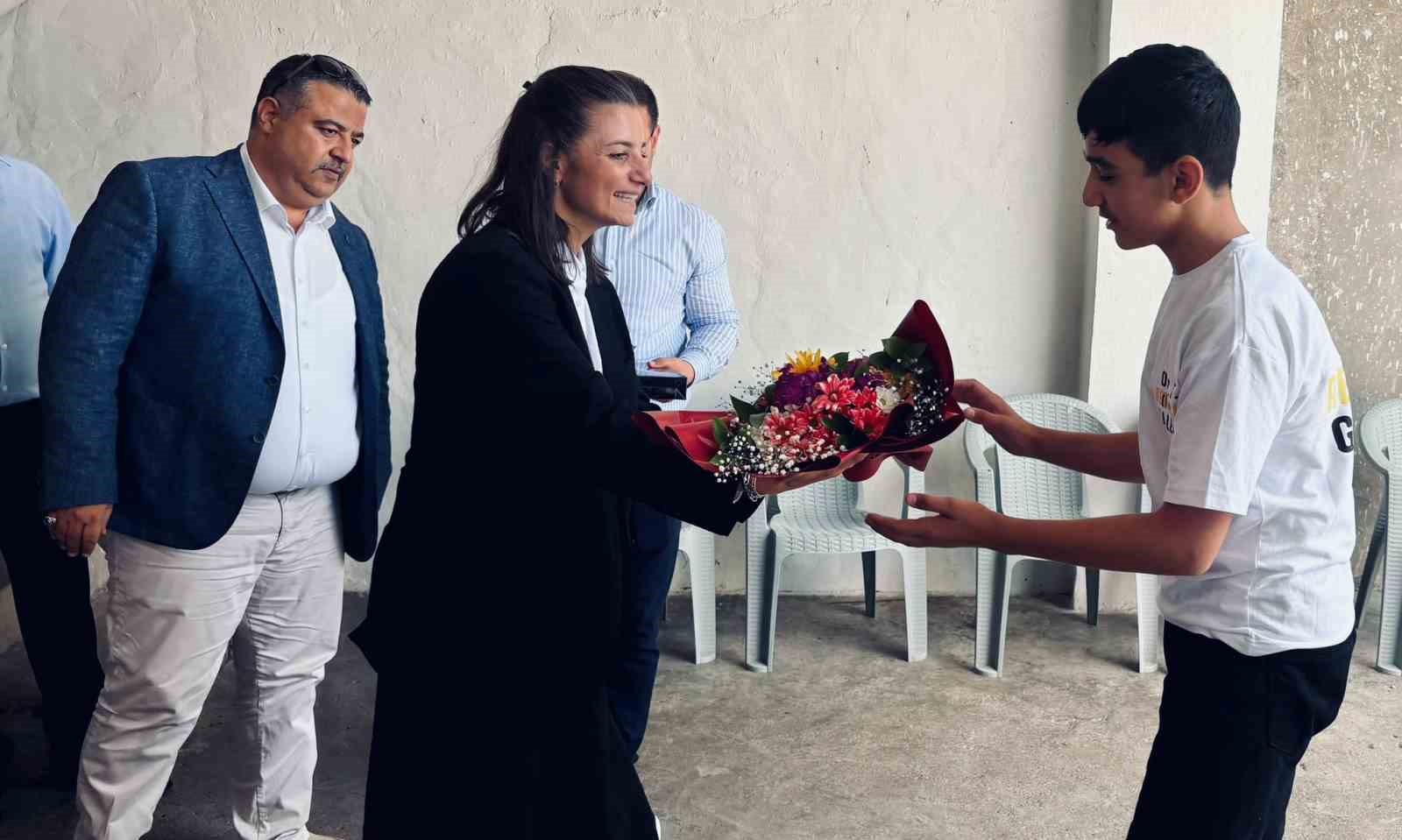 meb genel muduru durna okul saldirisindan etkilenen ogrenci ve ogretmenleri ziyaret etti 2 8ezy6Mss
