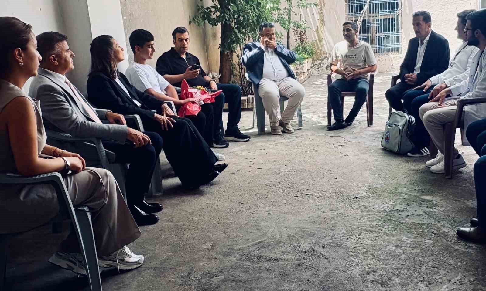 meb genel muduru durna okul saldirisindan etkilenen ogrenci ve ogretmenleri ziyaret etti 3 W8EJHXmS