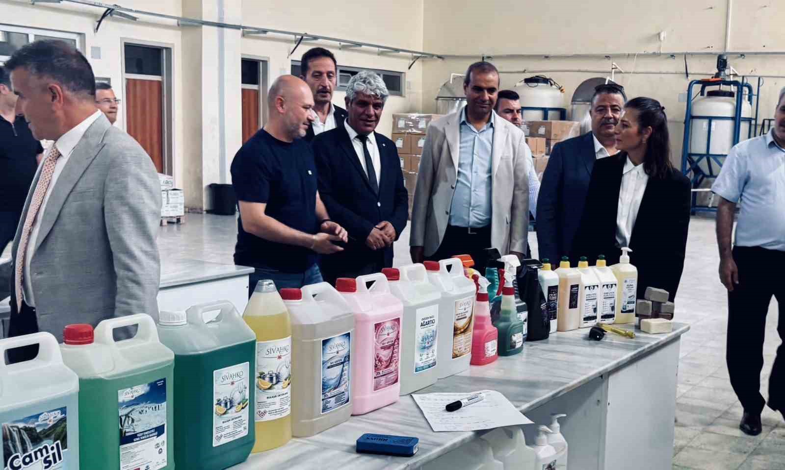 meb genel muduru durna okul saldirisindan etkilenen ogrenci ve ogretmenleri ziyaret etti 7