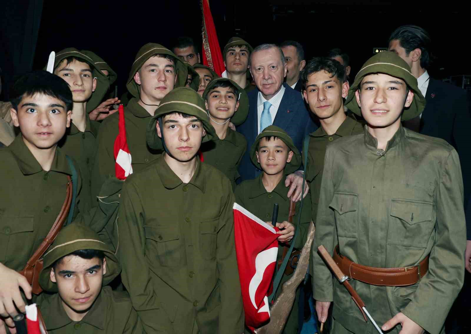 mebden bestepede suheda 1915 adli tiyatro gosterisi 8 7rOHDBlO