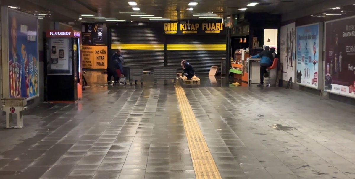 mecidiyekoy metro alt gecidini su basti gorevliler suyu kovalarla tahliye etmeye calisti 0