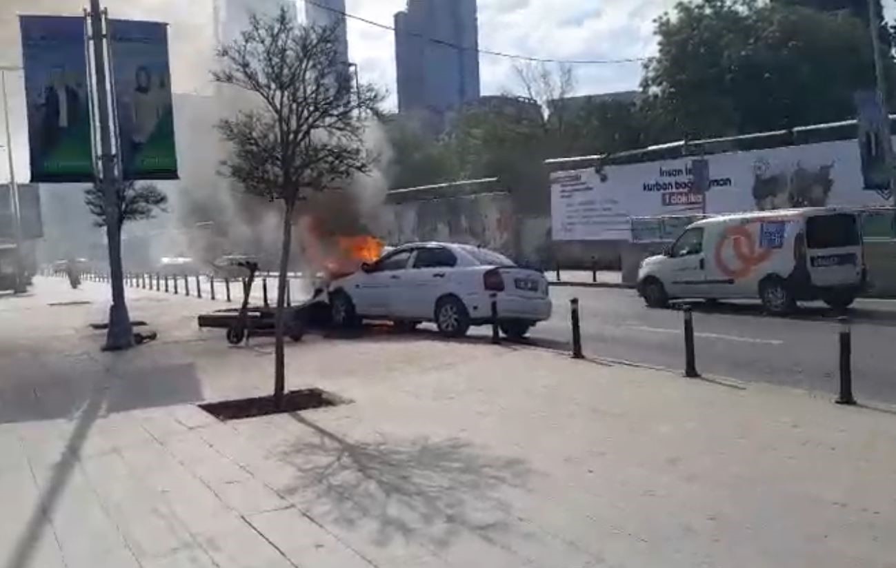 mecidiyekoyde benzin deposu sizan otomobilin el frenini cekmeyi unuttu tabeleya carpan arac alev alev DXY65FhN
