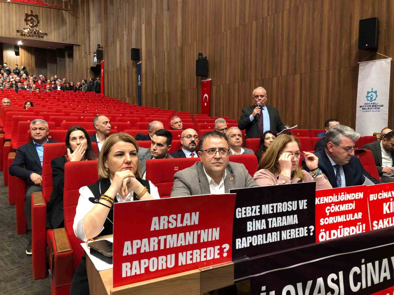 mecliste gerginlik surerken chpli meclis uyesinin attigi mesaj ortaya cikti 1 i1PvsWGz
