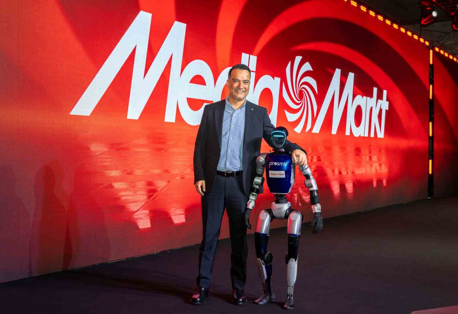 mediamarkt turkiye is ortaklari bulusmasina dans eden insansi robot ilgi odagi oldu 0 rRQc8rYM