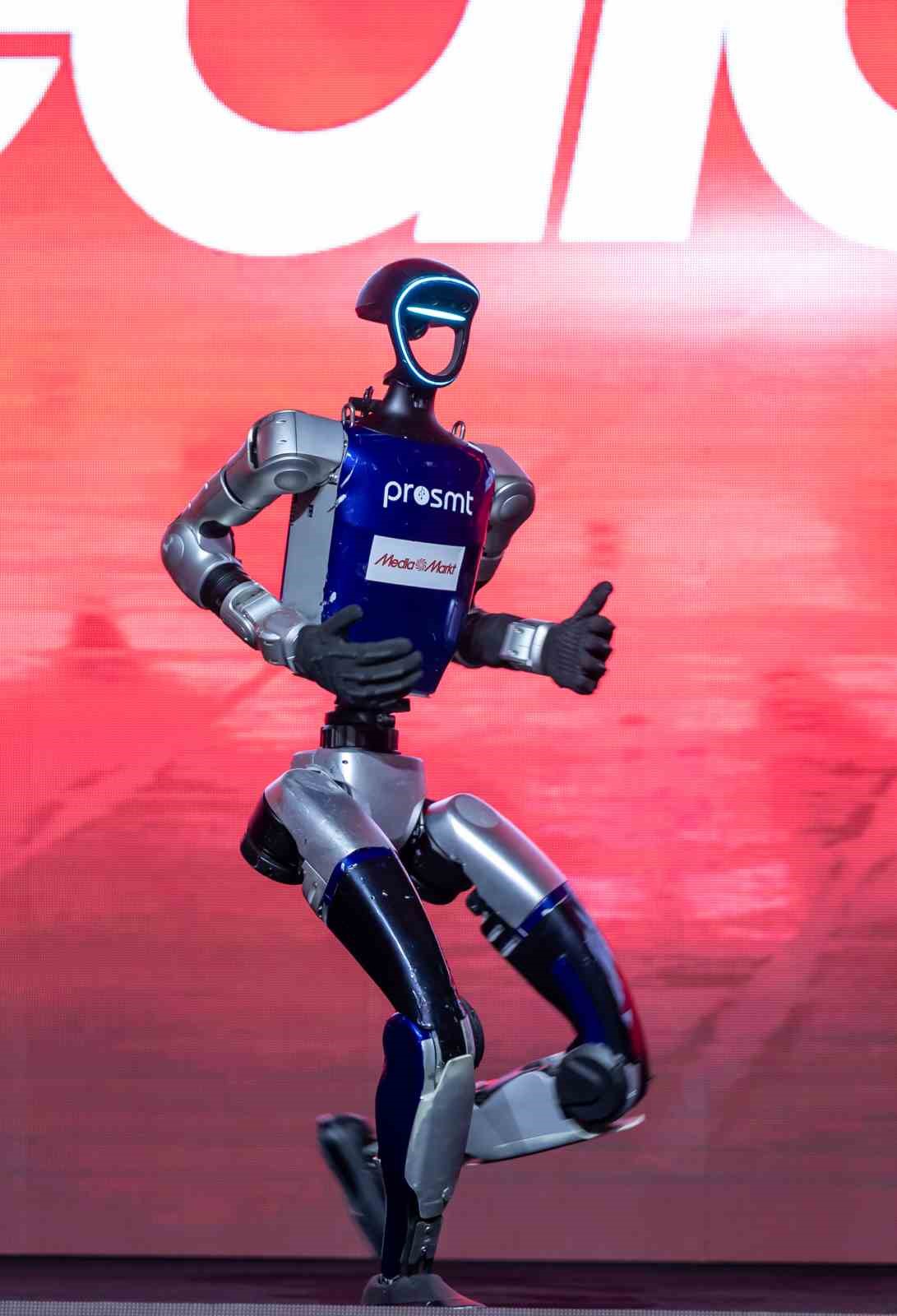 mediamarkt turkiye is ortaklari bulusmasina dans eden insansi robot ilgi odagi oldu 1 PLfXyIn9