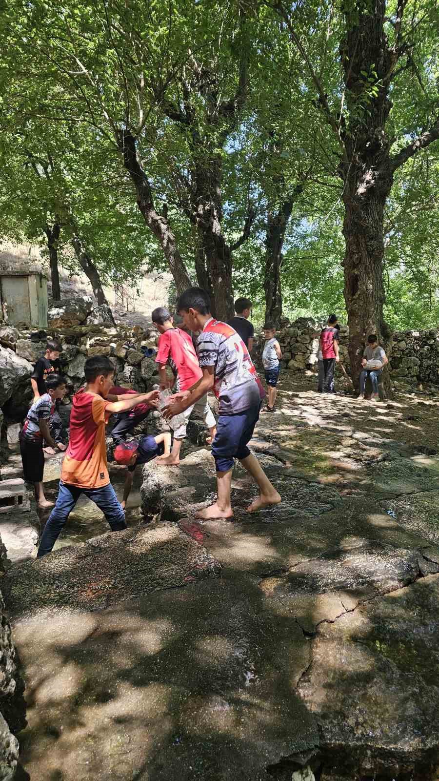 Medrese öğrencileri köy çeşmesi ve piknik alanını kendi imkanlarıyla temizledi 5 medrese ogrencileri koy cesmesi ve piknik alanini kendi imkanlariyla temizledi 1 3zDGQ4Ek