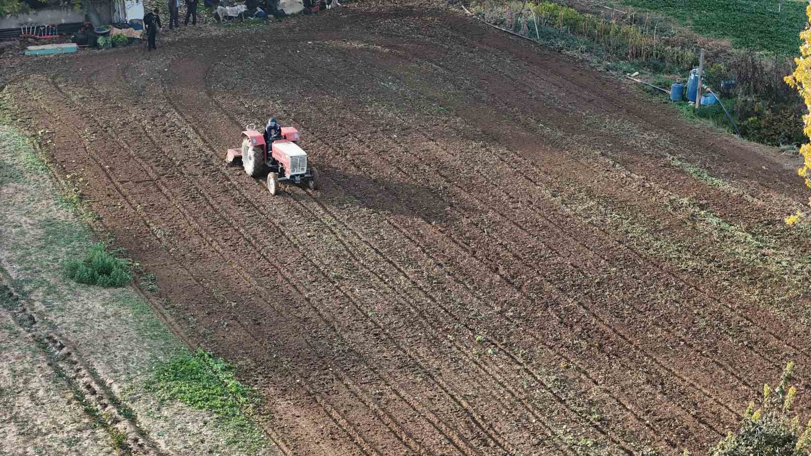 mehmet amca yeni yonetmelige gore hazirlanip tarlasini surdu 10 PK5dEUnZ