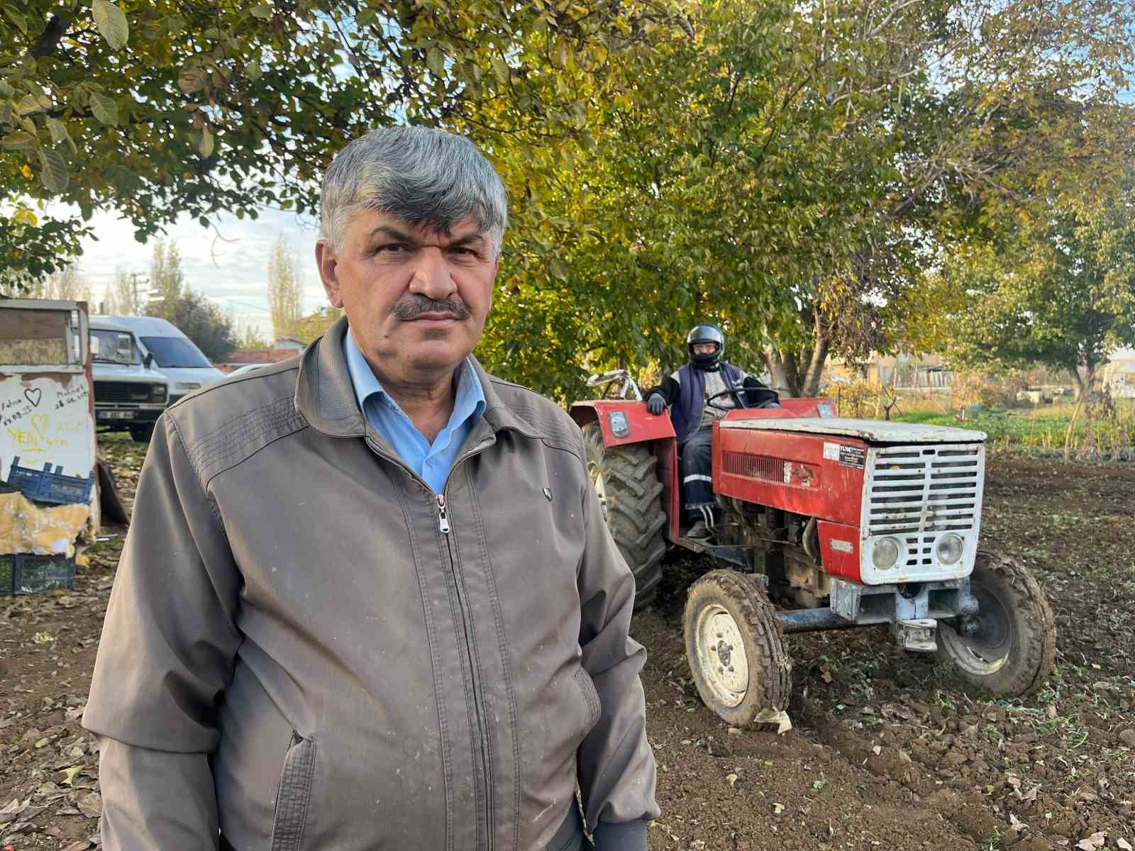 mehmet amca yeni yonetmelige gore hazirlanip tarlasini surdu 9 LdUwpHMO