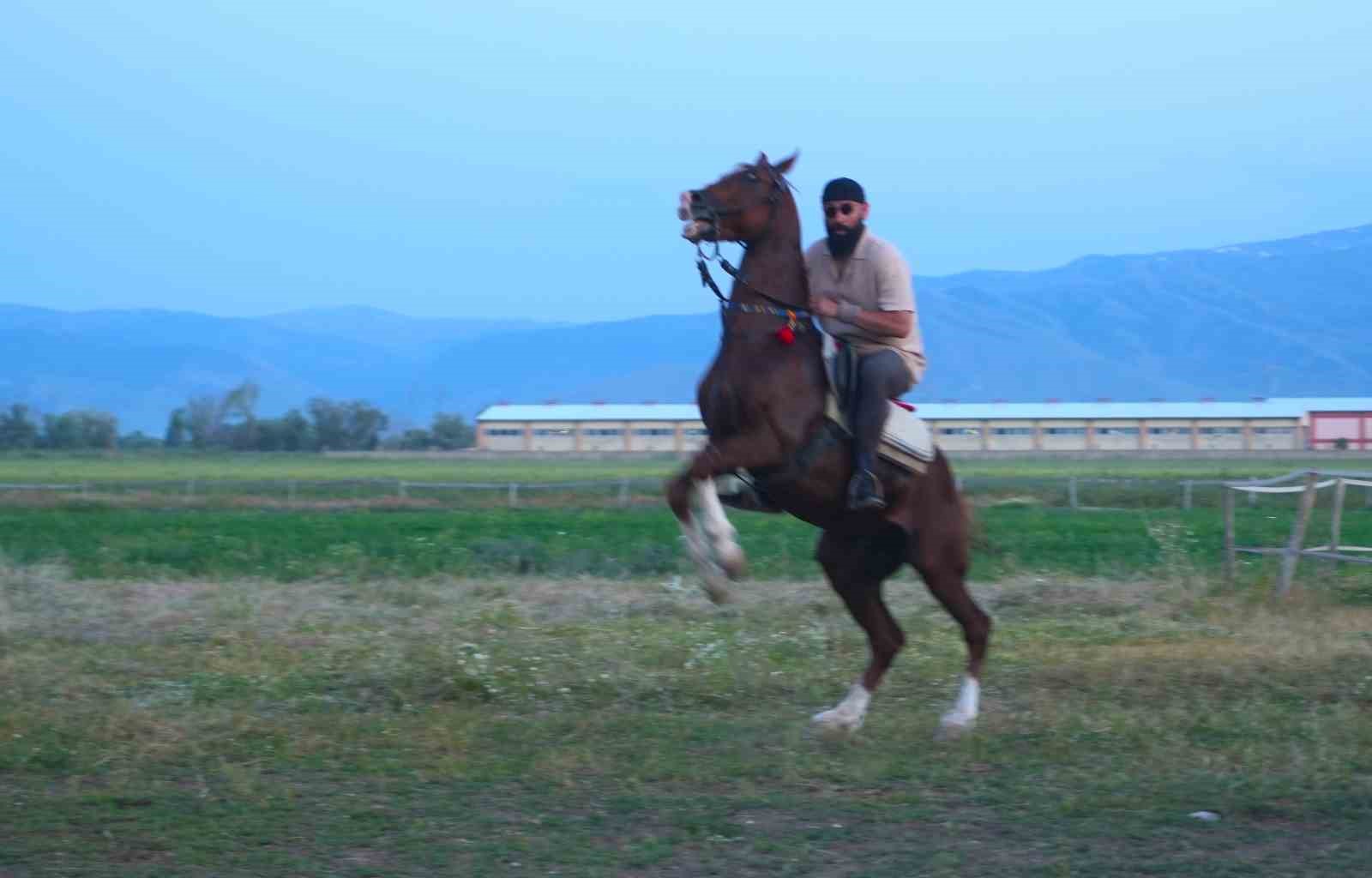 mehmet fetihler sultani oyuncusu mustafa kaya musta film atlarini hazirladi 0 Whae8TWz