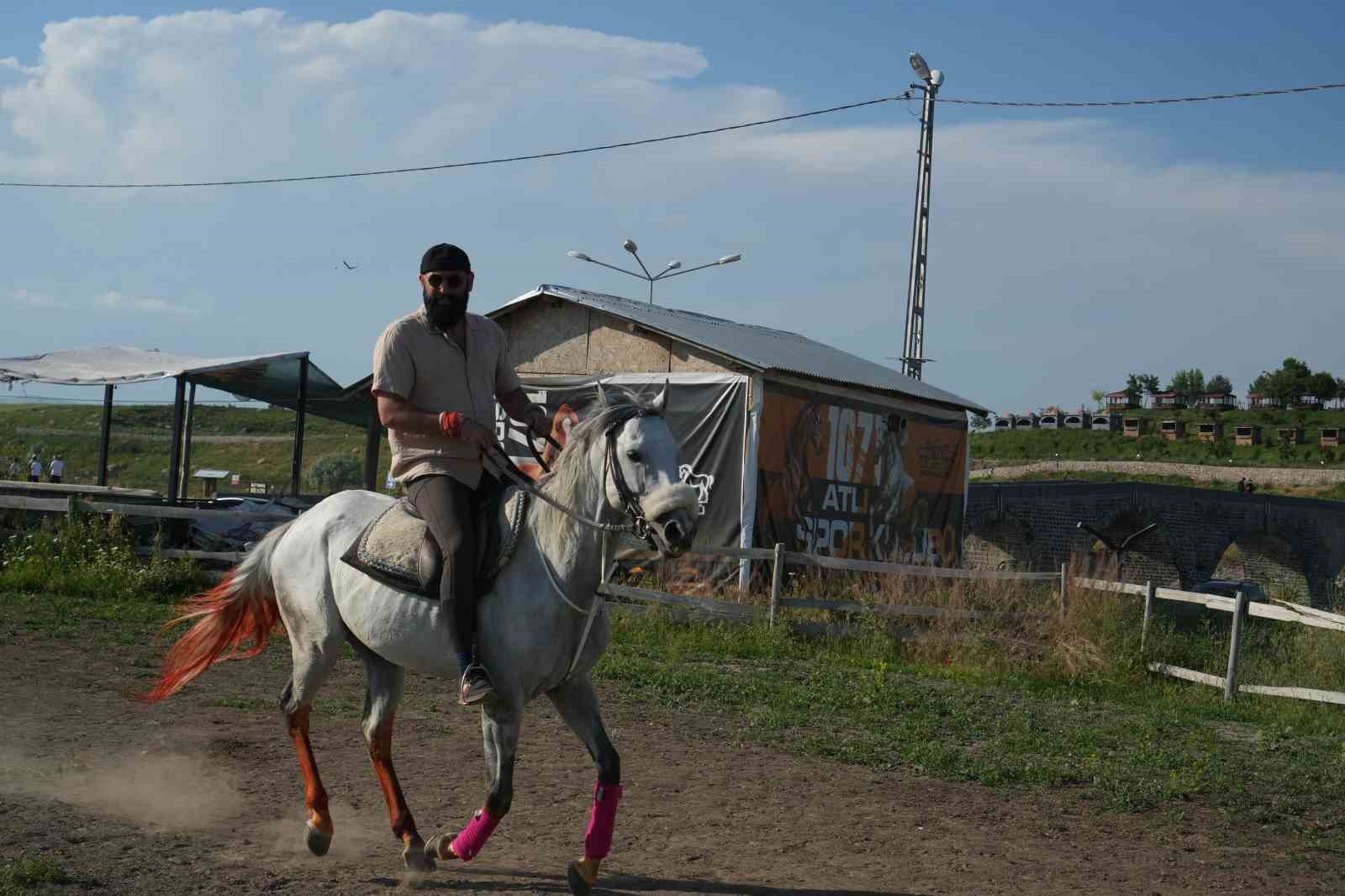 mehmet fetihler sultani oyuncusu mustafa kaya musta film atlarini hazirladi 7 mhpAD8iW