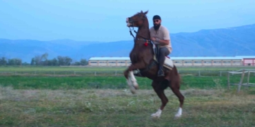 mehmet-fetihler-sultani-oyuncusu-mustafa-kaya-musta-film-atlarini-hazirladi-ppmGSrdc.jpg
