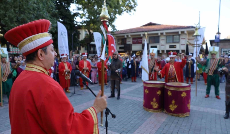 mehter-sesleri-bu-kez-gazi-orhan-parkinda-yukseldi-8VC6wcQB.jpg