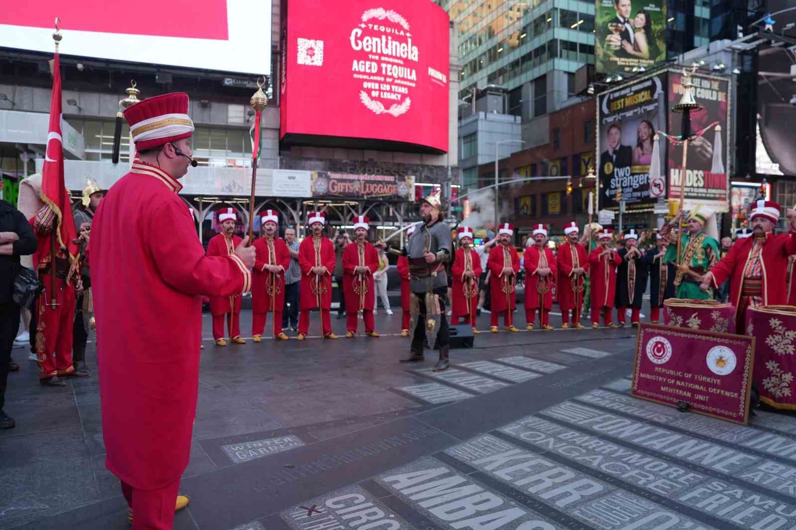 Mehter Takımı New York’un Times Meydanı’nda büyük ilgi gördü 5 mehter takimi new yorkun times meydaninda buyuk ilgi gordu 1 H7rIADdc