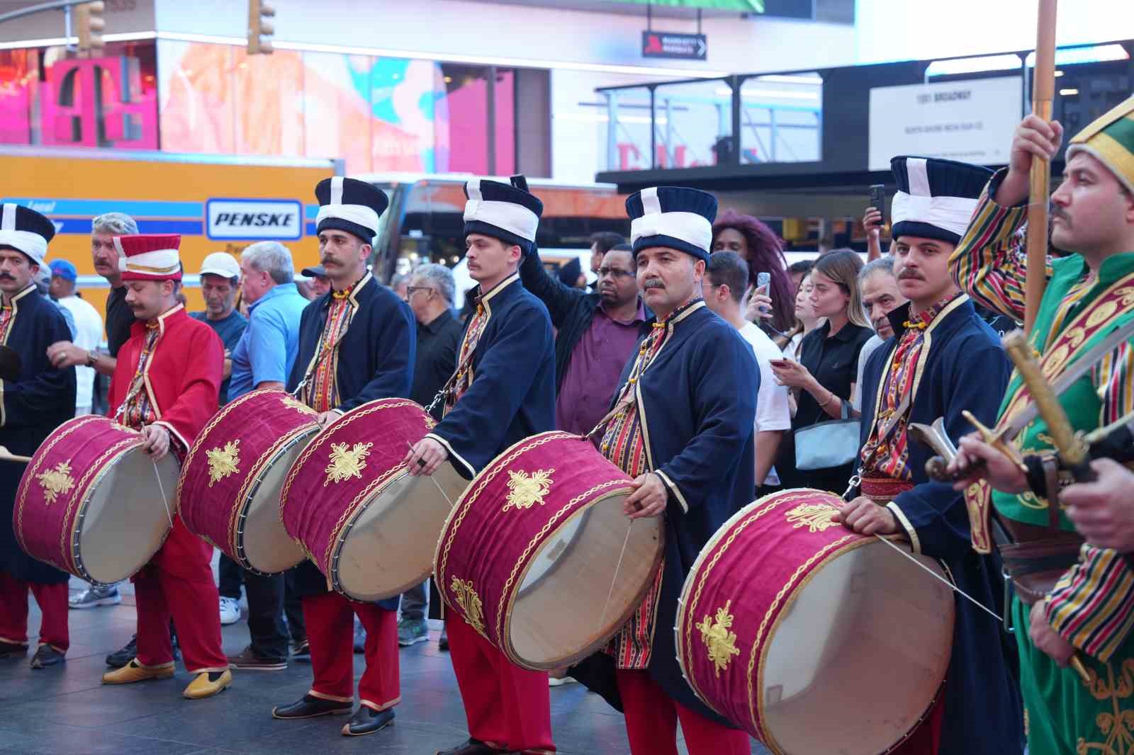 Mehter Takımı New York’un Times Meydanı’nda büyük ilgi gördü 14 mehter takimi new yorkun times meydaninda buyuk ilgi gordu 10 BJjII7cI