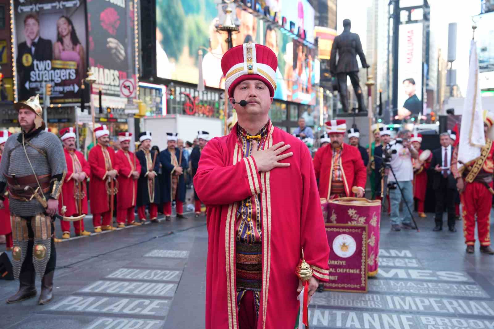 Mehter Takımı New York’un Times Meydanı’nda büyük ilgi gördü 15 mehter takimi new yorkun times meydaninda buyuk ilgi gordu 11 ji18TPDe