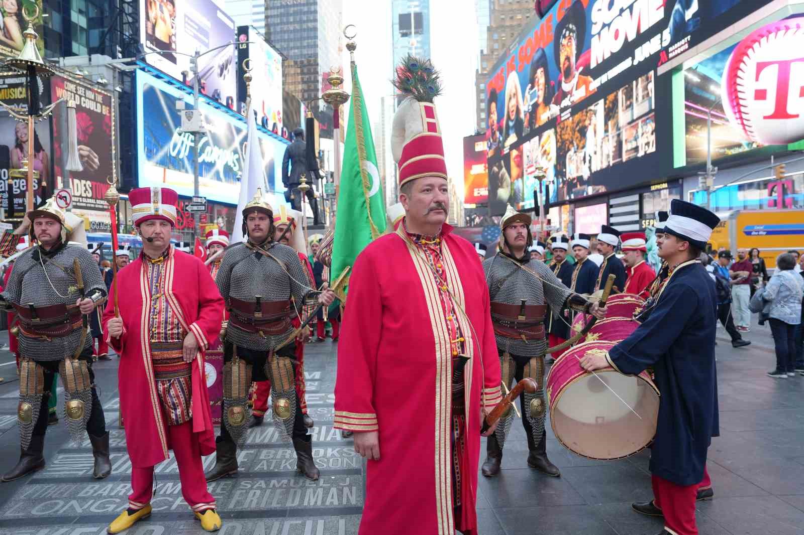 Mehter Takımı New York’un Times Meydanı’nda büyük ilgi gördü 17 mehter takimi new yorkun times meydaninda buyuk ilgi gordu 13 wMimdkCb