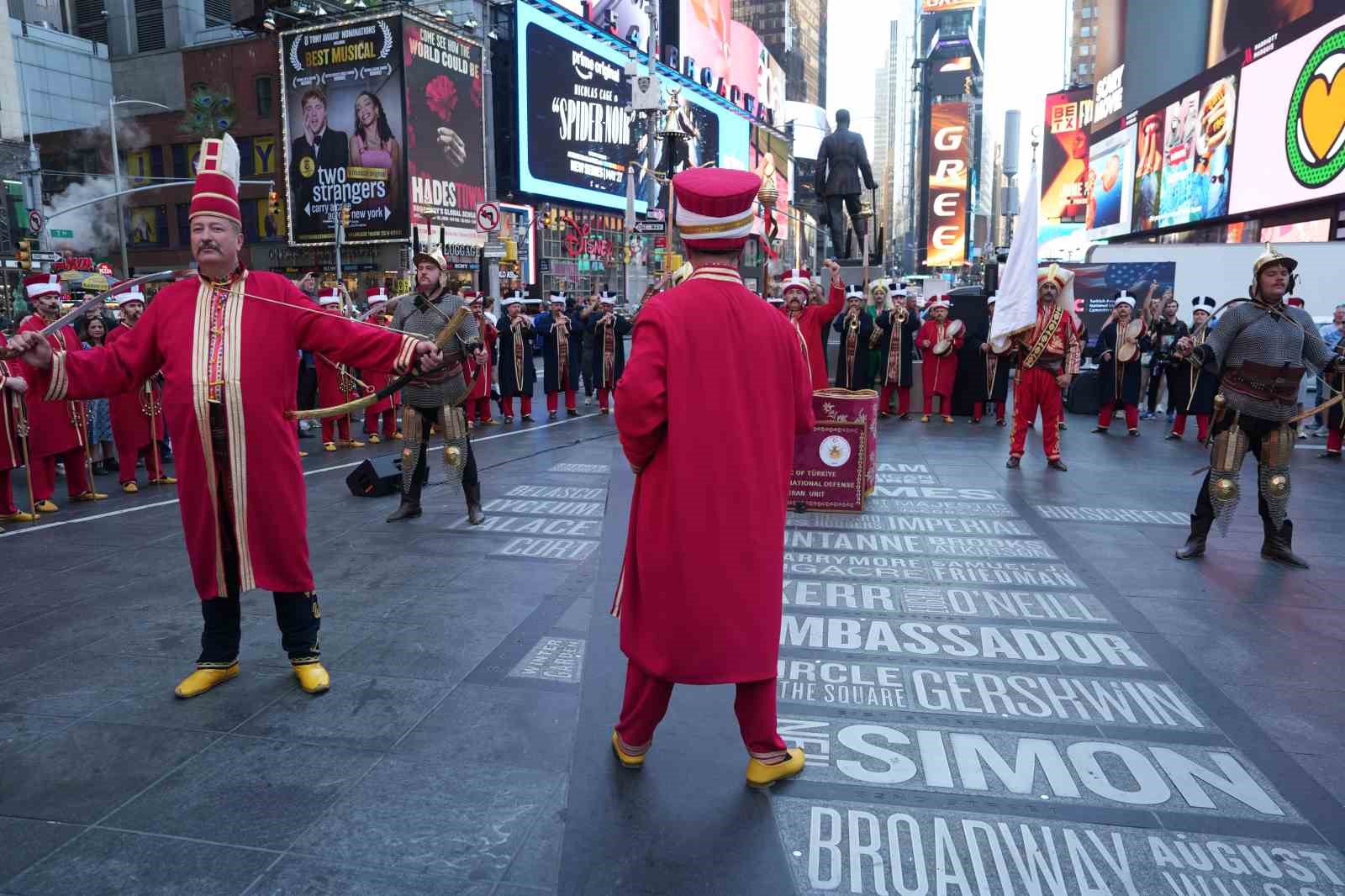 Mehter Takımı New York’un Times Meydanı’nda büyük ilgi gördü 6 mehter takimi new yorkun times meydaninda buyuk ilgi gordu 2 sP9k9yGU