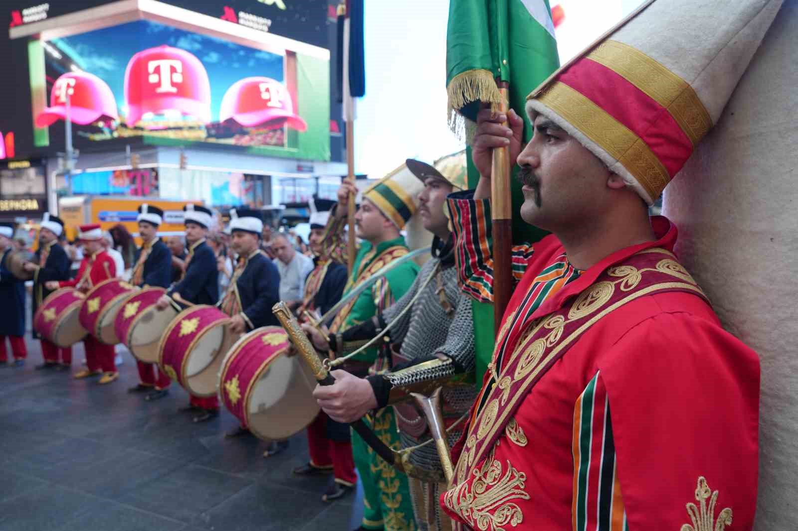 Mehter Takımı New York’un Times Meydanı’nda büyük ilgi gördü 8 mehter takimi new yorkun times meydaninda buyuk ilgi gordu 4 fZZDi5dQ