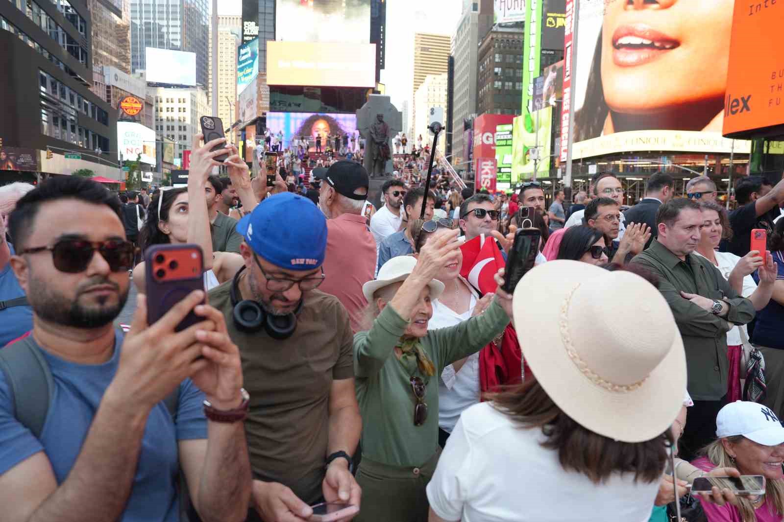 Mehter Takımı New York’un Times Meydanı’nda büyük ilgi gördü 9 mehter takimi new yorkun times meydaninda buyuk ilgi gordu 5 3MihslFC